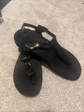 Vionic Palisades size 8 t strap arch support sandle in black patent leather